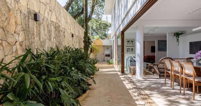 PLANALTO PAULISTA , CASA ASSOBRADADA DE 300m² COM 3 QUARTOS SUITES, QUINTAL E 2 VAGAS Á VENDA.