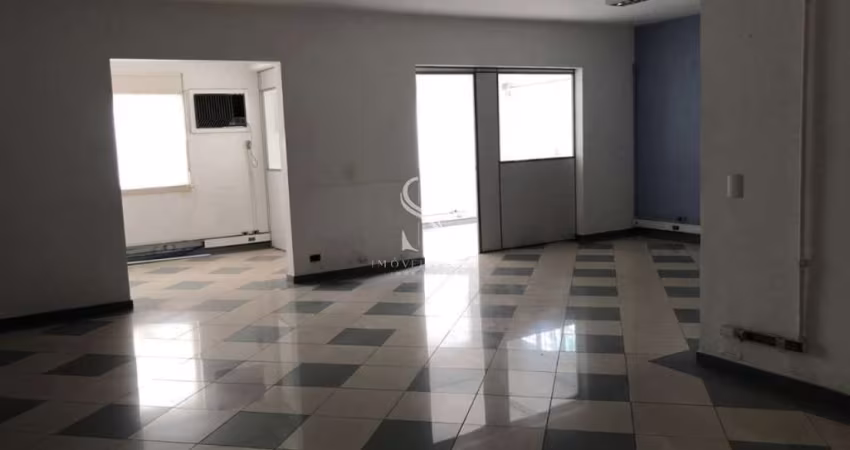 CAMPO BELO, CASA DE 360M², 4 DORMITÓRIOS SENDO 2 SUÍTES, 6 BANHEIROS E 6 VAGAS À VENDA.