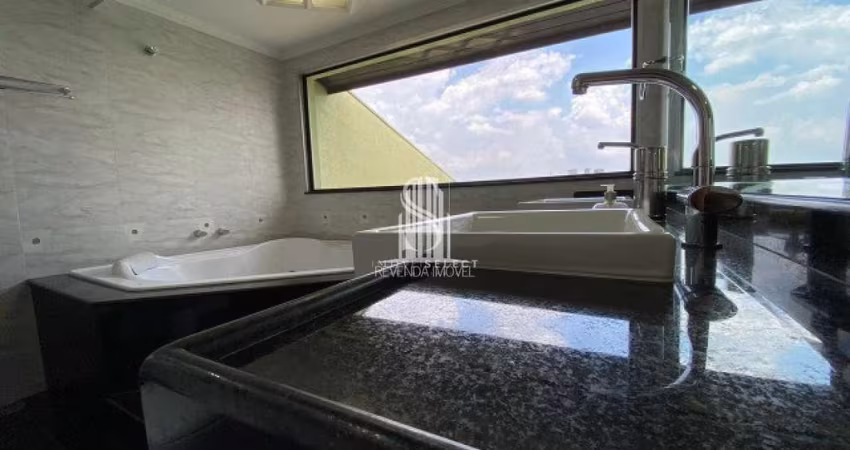 Planalto Paulista - Casa Assobradada com 600m², 3 suítes, 5 banheiros e 5 vagas de garagem.
