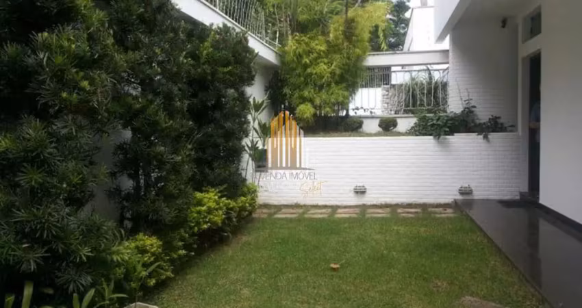 Moema - Casa Térrea com 330m² 3 dormitórios, 1 suíte e 2 banheiros.
