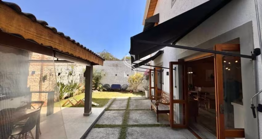 Indianópolis - São Paulo, Sobrado Residencial de 266m² com 3 suítes, 4 vagas.