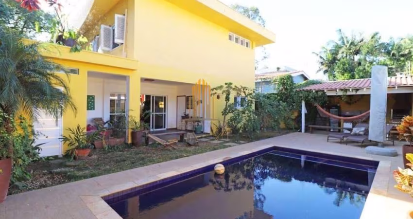 PINHEIROS - CASA DE 500M² POSSUI 4 DORMITÓRIOS, SENDO 2 SUÍTES, 3 SALAS E 4 VAGAS.