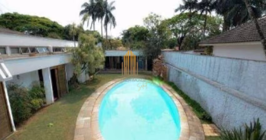 Casa Assobradada com 600m². 4 Dormitórios , 6 banheiros e 4 vagas de garagem.  No bairro - Brooklin.