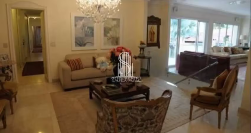 Sobrado residencial de 937m², possui 5 dorm (5 suítes), 3 salas, e 6 vagas, à venda em campo grande.