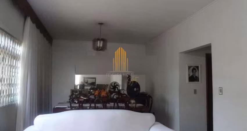 Saude - Casa de 250m² com 3 dormitórios, 1 suíte e 4 vagas.