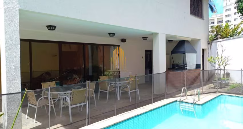 Alto da Boa Vista - Casa de 325m² com 3 suites e 5 banheiros.
