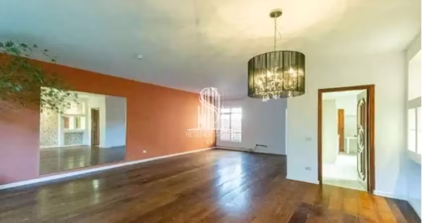 Moema - casa de 380m² com 3 dormitórios, jardim, sala de tv, sala de estar e 5 banheiros.