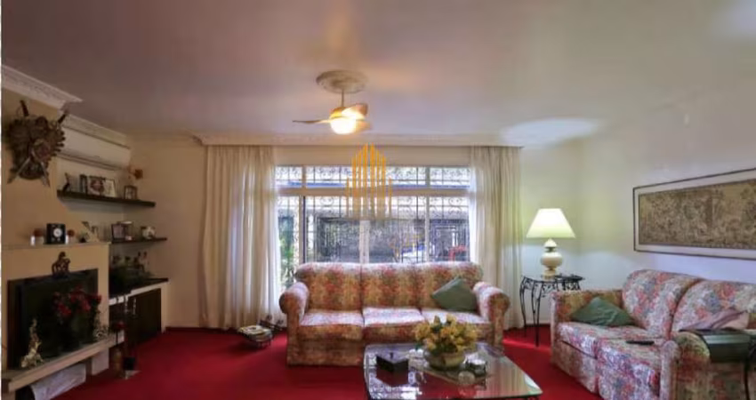 CASA RESIDENCIAL DE 260M²  POSSUINDO 3 DORMITÓRIOS (1 SUÍTE) E 2 VAGAS Á VENDA NA REGIÃO DO BROOKLIN