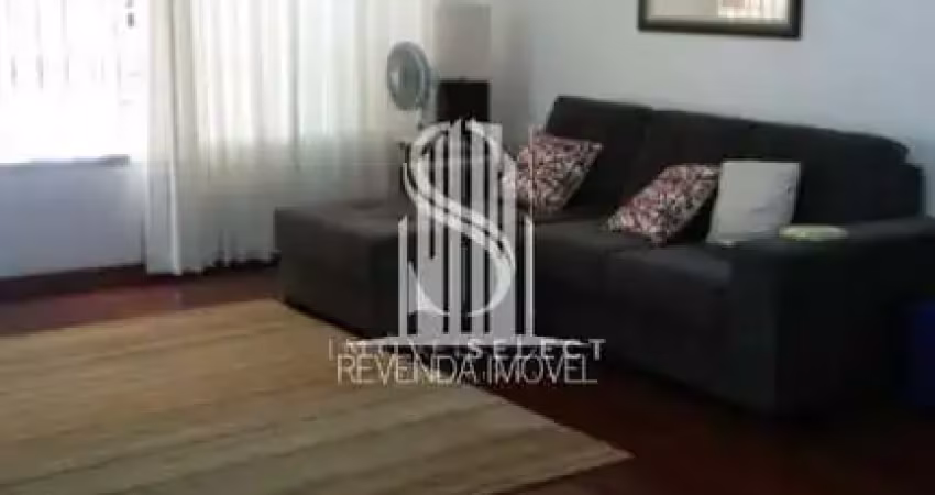 Sobrado de 210m² com três dormitórios (uma suíte), quatro banheiros e duas vagas á venda casa sobrad