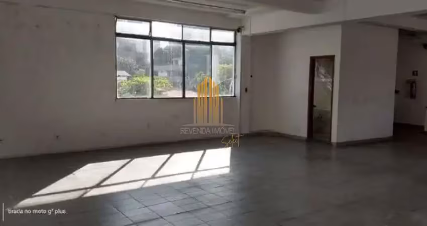Galpão de 1.931m2 de área construída, em vão livrem com seis vagas, dois banheiros, no morumbi