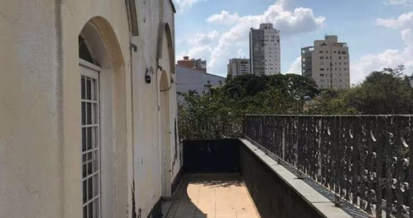 Lapa, Sobrado de 558m² com 3 suítes, 3 banheiros, 6 vagas.