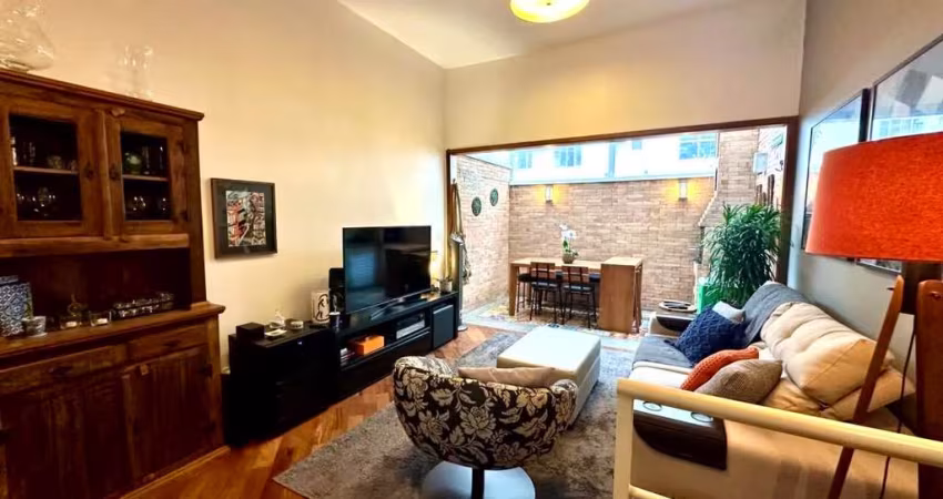 Las Casas, casa de 110 m2 com 2 suítes e 2 vagas em condomínio. 2 salas, lavabo e cozinha americana.