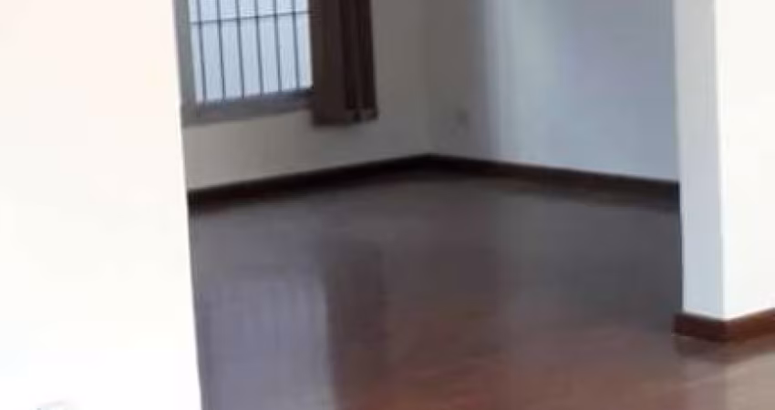Butantã - Casa de 443m² com 6 dormitórios (2 suites), 3 banheiros, 2 salas e 4 vagas.
