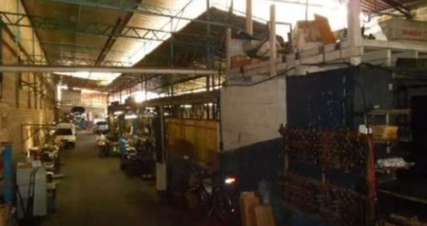 Saúde, Galpão Comercial de 864m² com 2 banheiros.