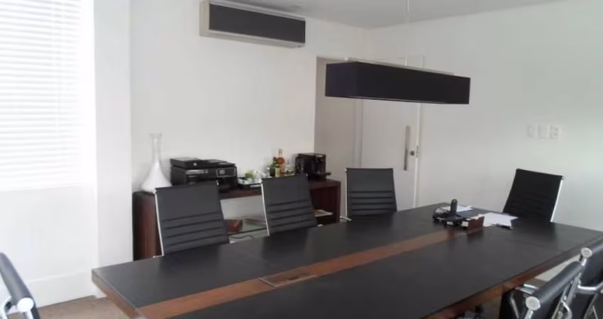 Brooklin - Casa comercial de 145m² com 5 salas, 3 banheiros e 2 vagas de garagem.