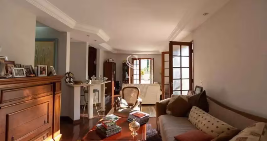 Morumbi - Casa de 308m² com 5 suítes, 2 salas e 4 vagas.