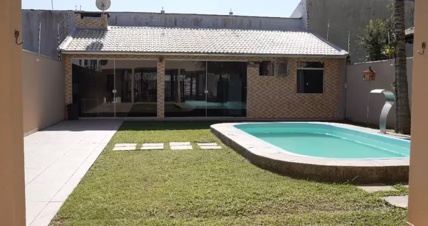 Ótimo sobrado com piscina apenas 55 m. da praia - mobiliado