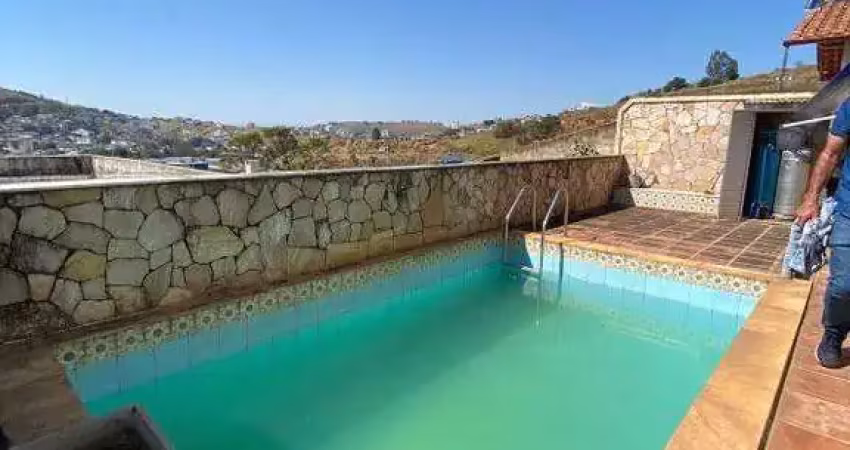 Casa com piscina á venda no bairro boa vista ubá -mg