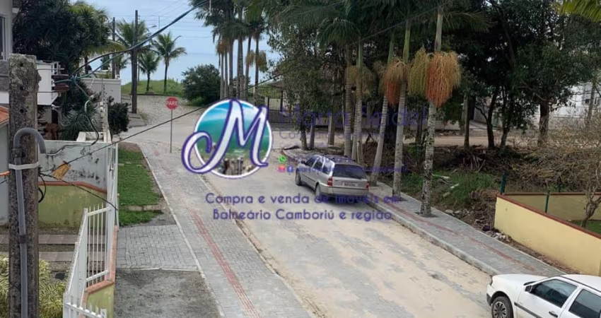 Casa com  3 Dormitórios na quadra mar   em Balneário Piçarras-SC