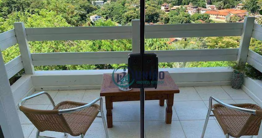 Casa dentro de Condomínio - 4 Quartos 3 Suítes. Quintal com Piscina e Churrasqueira!