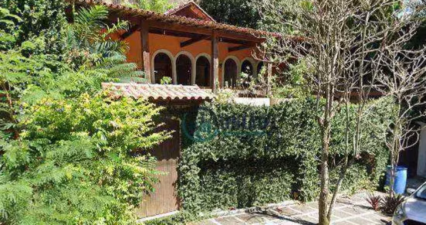 Excelente casa com 3 dormitórios, sendo uma suite, piscina, churrasqueira, próximo a praia, à venda, 370 m²  - Itacoatiara - Niterói/RJ