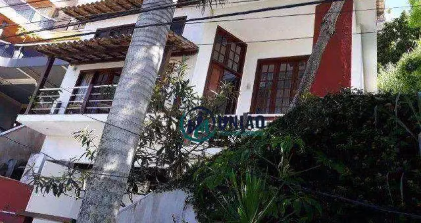 Linda casa com 5 dormitórios, sendo 4 suítes, piscina, quintal, área verde,  à venda, 400 m²  - camboinhas - niterói/rj