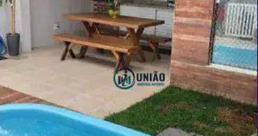 Linda casa com 3 dormitórios, sendo duas suítes, duas vagas, quintal com piscina e churrasqueira!!