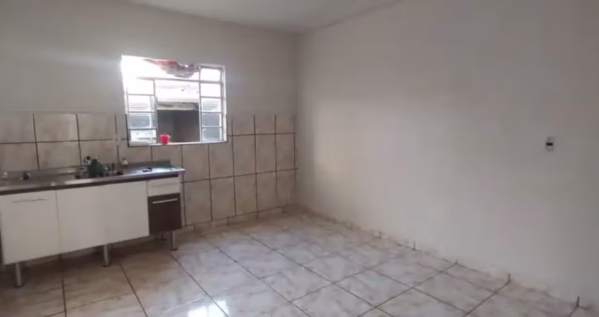 Casa térrea 1 dorm./ cozinha/ sala/ 3 vagas/ quintal/ edícula
