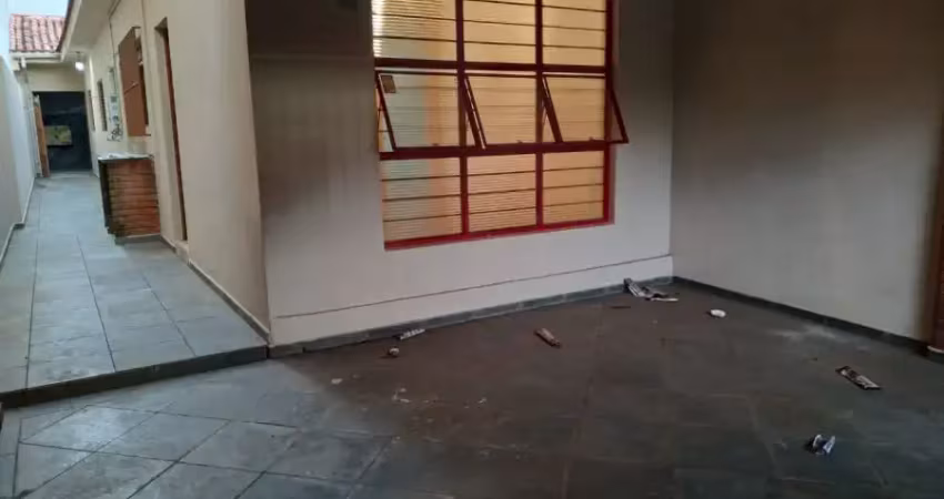 Casa térrea ampla no Jd. Guaíba/ 2 Dorm./ Suíte/ 2 Vagas/ Acesso Itavuvu