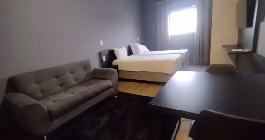 Flat mobiliado em hotel de luxo/ zona central/ ambientes integrados/ só 155 mil