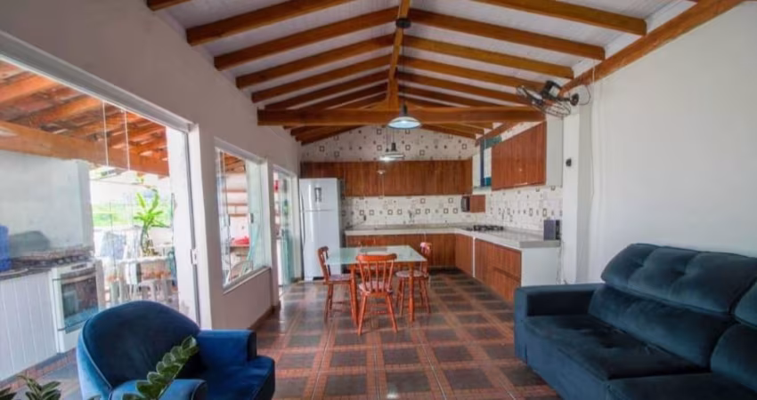 Sobrado à venda/ 4 Dorm./ Suíte/ Área Gourmet/ 3 Wc´s/ Varanda/ Ac. Av. Itavuvu
