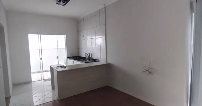 Casa térrea em condomínio/ 2 dorm./ cozinha integrada/ av. elias maluf