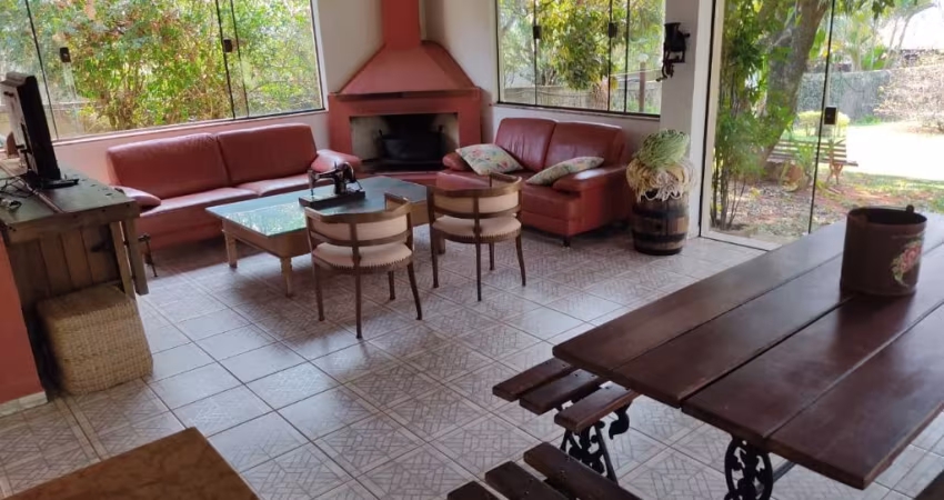 Chácara com 2.500 m²/ 3 Dorm./ Varanda/ Piscina/ Ac. Rod. Raposo Tavares