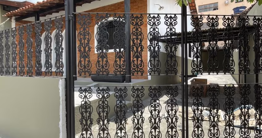 Casa térrea totalmente reformada/ 3 Dorm./ Suíte/ 5 Vagas/ Ac. Av. Itavuvu