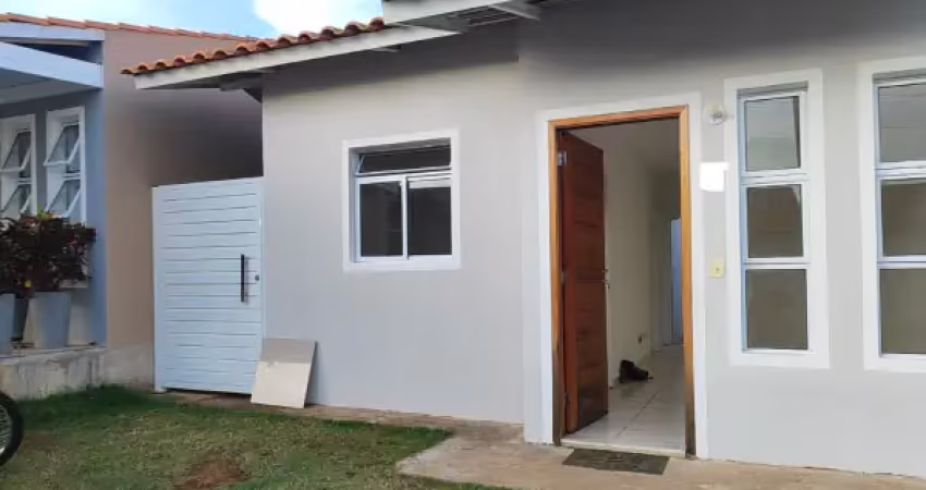 Casa em cond. fechado/ 2 dorm./ lazer/ ac. av. américo figueiredo/ pacote 1.700