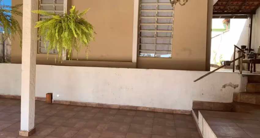 Casa com quintal amplo/ 2 dorm./ 2 vagas/ éden/ aluguel r$ 2.000,00
