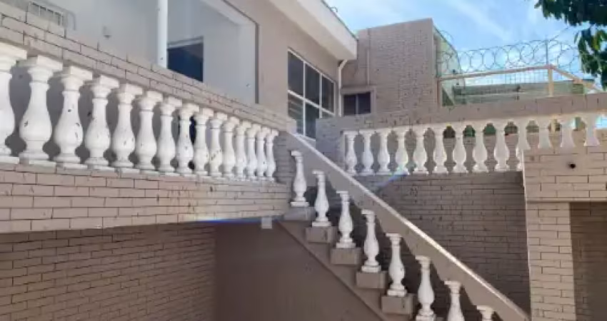 Casa para locação/ 2 dorm./ 2 vagas/ quintal amplo/ zona central