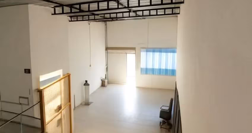 Barracão comercial/logístico com elevador de carga – pronto para operação
