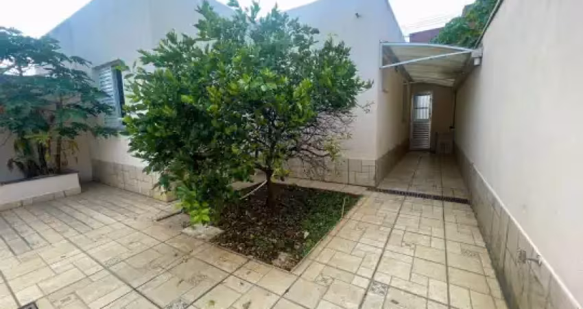 Casa térrea em condomínio/ quintal para os pets/ 2 dorm./ 3 vagas/ vila pedroso