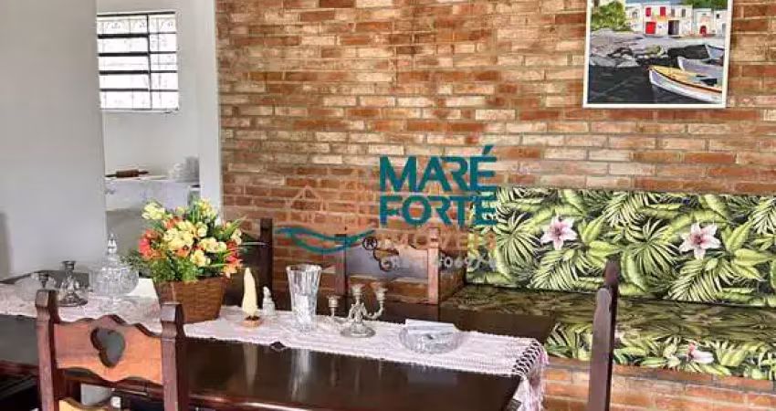 Casa ampla em terreno de 979m², menos de 600m da praia!