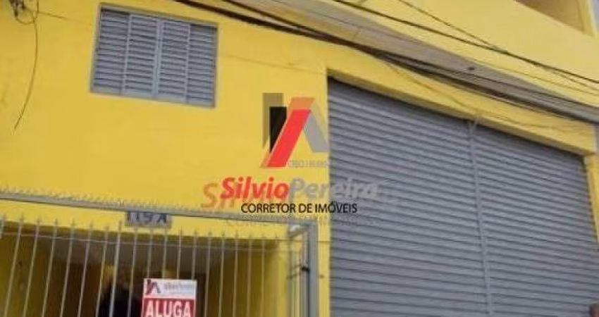 VENDE-SE UM TERRENO COM CASAS E SALÃO PARA INVESTIMENTO.