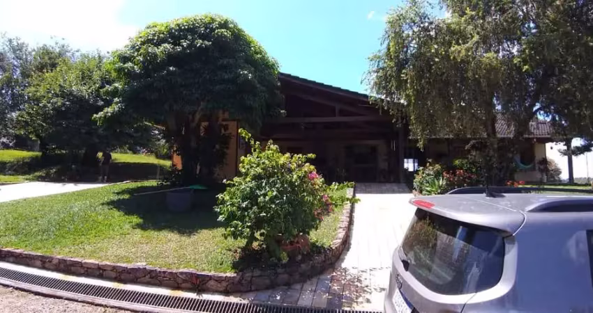 Chácara com 7 hectares, casa principal com 2 quartos + casa de caseiro + curral e haras, à venda em serrote, piau - mg