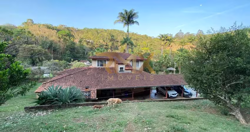 Granja à venda, espaço gourmet, fogão à lenha, forno, churrasqueira, varanda, alpendre, garagem coberta 2 vagas, grande área de jardim com quiosque - são pedro - juiz de fora -mg