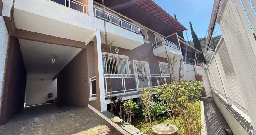 Casa à venda, 4 quartos (1 suíte), 2 vagas, churrasqueira, espaço gourmet no bairro bosque dos pinheiros.