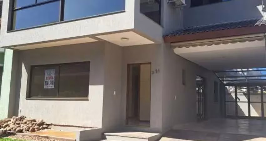 Casa espaçosa em condomínio fechado com lazer e conveniência