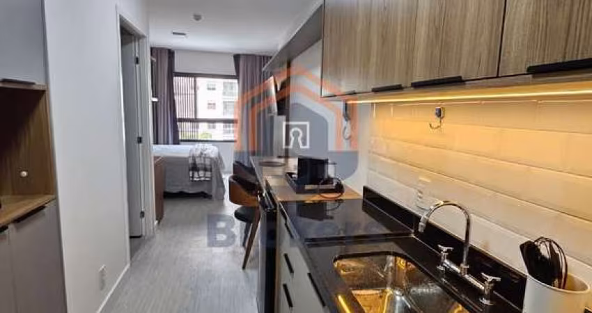 Studio de 24m2 totalmente reformado próximo ao metrô do Brooklin por R$ 550mil.