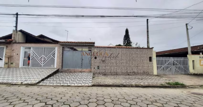 Casa em lote inteiro, perto de comércios no Agenor de Campos - Mongaguá/SP