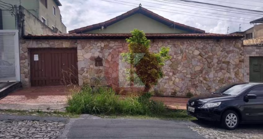 Casa com 03 quartos à venda Bairro Alvoredo, Contagem.
