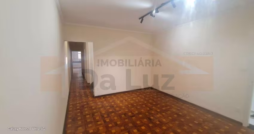 Casa com 3 Quartos e 2 banheiros para Alugar, 210m² por R$ 3.500/Mês