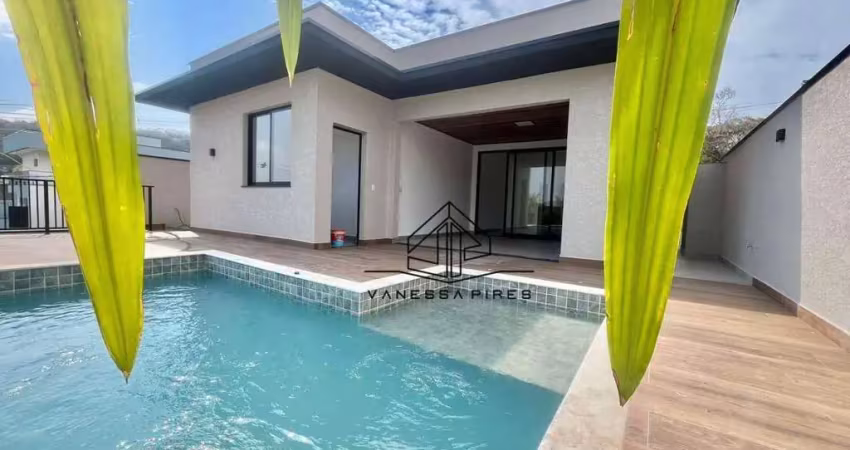 Casa térrea de alto padrão com piscina de borda infinita  em condominio
